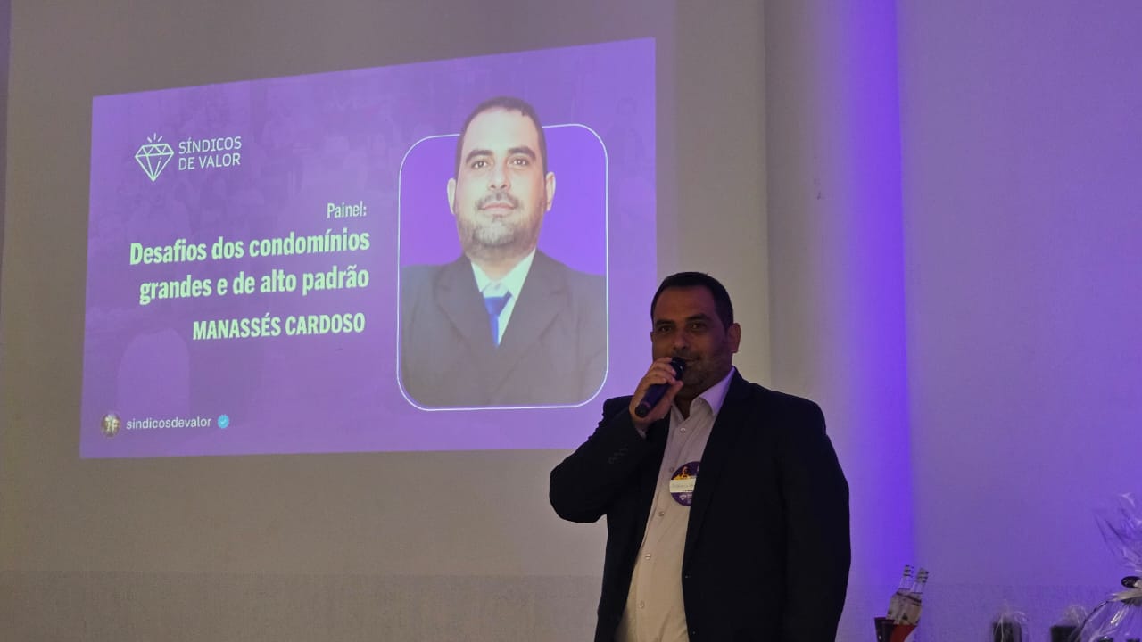 Manassés Cardoso palestrando no painel Desafios dos condomínios grandes e de alto padrão