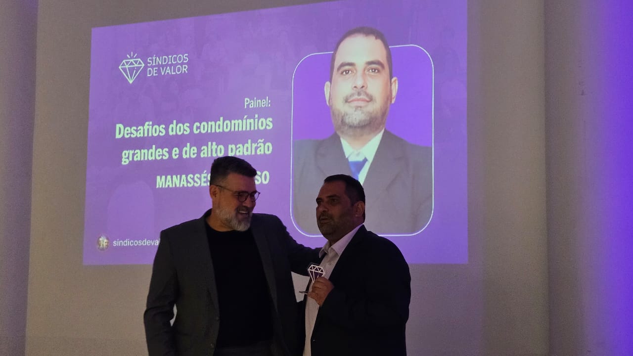 Manassés Cardoso recebendo o prêmio Síndicos de Valor